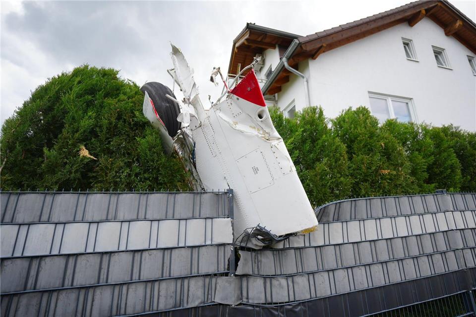 Ein Teil des Flugzeugs steckte in einem Gartenzaun.Enrique Kaczor/onw-images/dpa