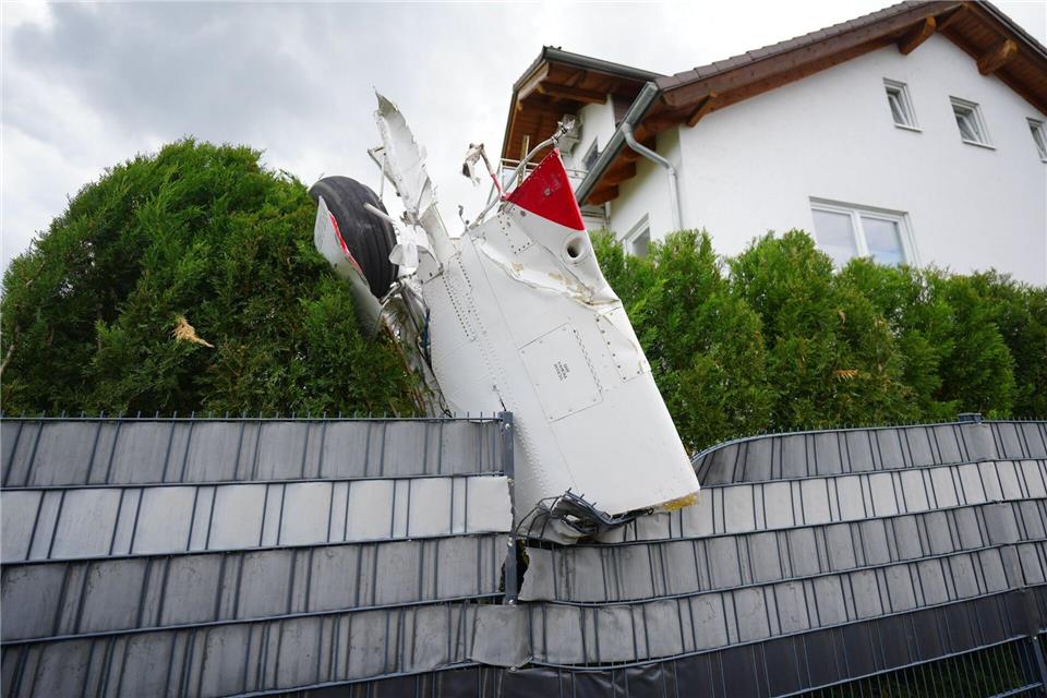 Ein Teil des Flugzeugs steckte in einem Gartenzaun.Enrique Kaczor/onw-images/dpa