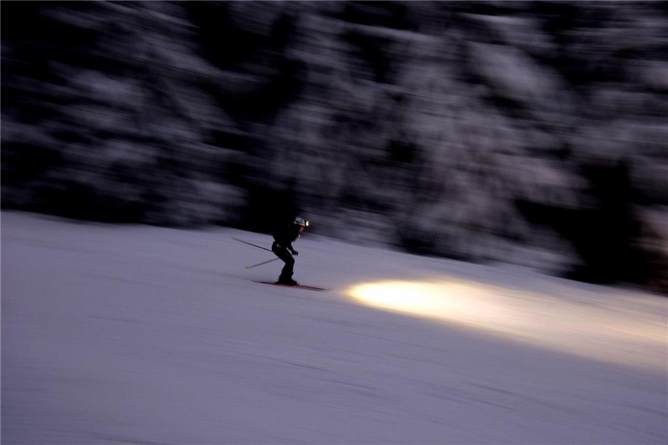 Ein Teilnehmer des Skitouren-Everesting-Events fährt den Fichtelberg hinab.Sebastian Willnow/dpa