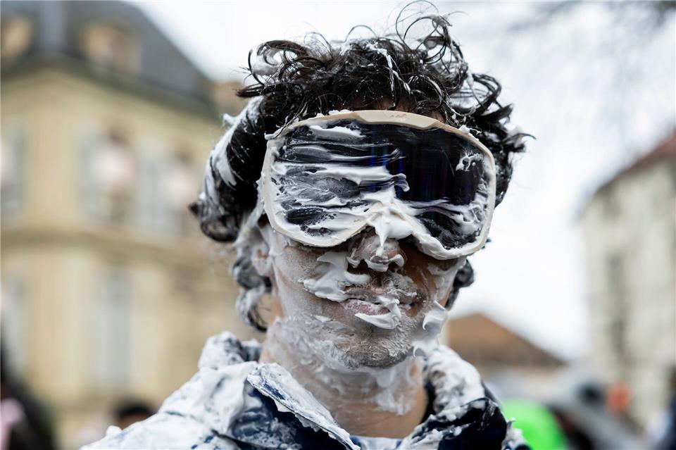 Ein Teilnehmer ist beim „Picoulet“ in Genf verkleidet und voller Rasierschaum. Bei dem traditionellen bunten Umzug mit Musik kommt es oft zu wahren Schaumschlachten.Salvatore Di Nolfi/KEYSTONE/dpa