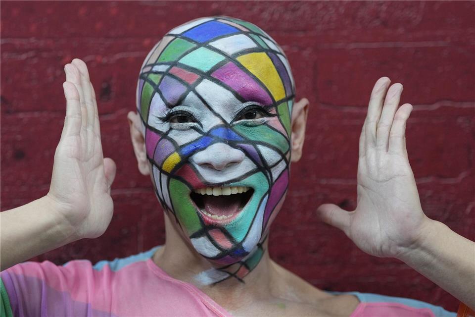 Ein Teilnehmer nimmt an der jährlichen Pride-Parade zur Feier des Pride-Monats der LGBTQ+-Gemeinschaft in Bangkok teil.Sakchai Lalit/AP/dpa