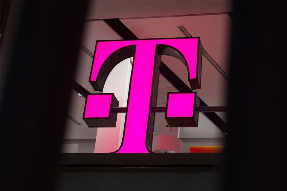 Ein Telekom-Logo strahlt in Magenta - für den Konzern sind die Behördenpläne eine gute Nachricht. picture alliance/dpa