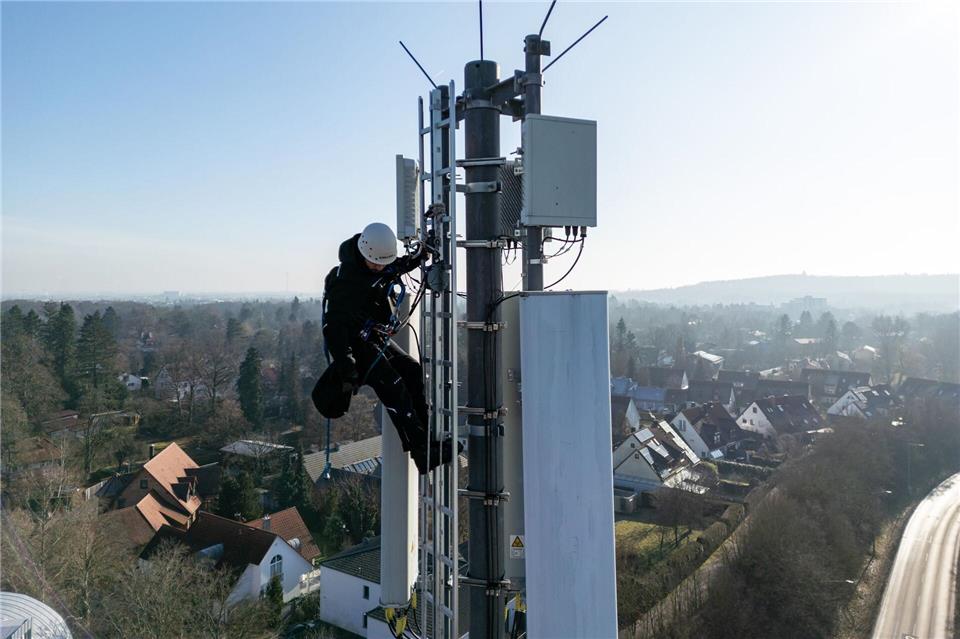 Ein Telekom-Techniker an einem Mobilfunk-Masten - an so einem Standort könnten künftig auch Anti-Drohnen-Sensoren hängen. (Archivbild)Daniel Karmann/dpa