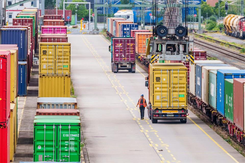 Ein Terminal in der Nähe von Aachen soll den Warentransport klimafreundlicher machen und Straßen entlasten. (Symbolbild) Andreas Arnold/dpa