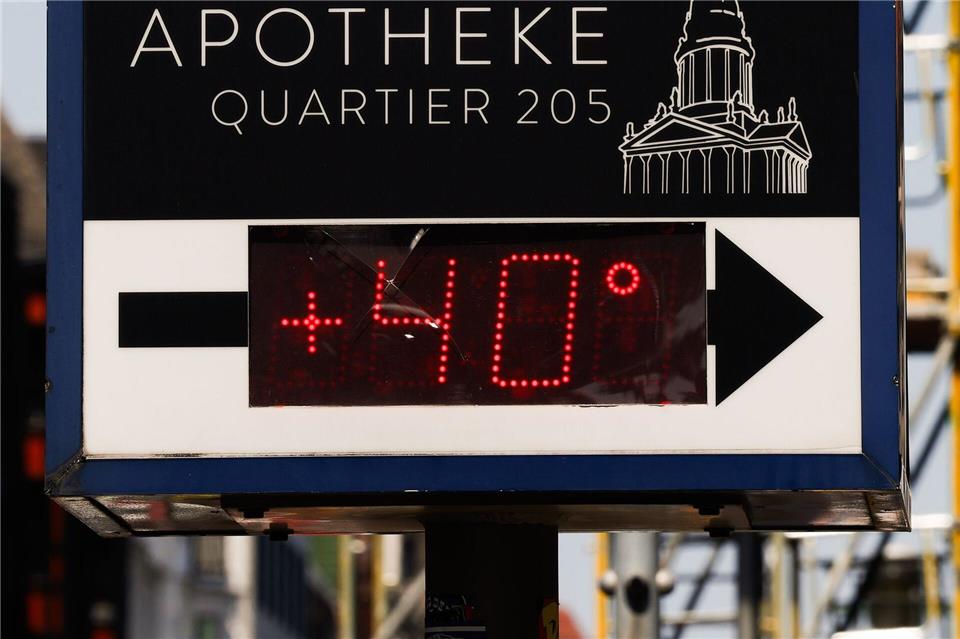 Ein Thermometer neben einer Apotheke zeigt 40 Grad in Berlin Mitte an.Carsten Koall/dpa
