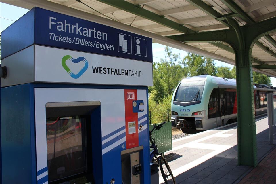 Ein Ticketautomat mit der Aufschrift Westfalentarif steht am Bahnhof in Bocholt. Westfalentarif ist einer von vier Nahverkehrsverbünden in Nordrhein-Westfalen. (Archivbild)Volker Danisch, dpa