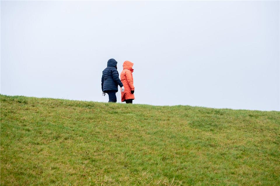 Ein Tief beeinflusst das Wetter in Deutschland am Wochenende. (Archivbild)Hauke-Christian Dittrich/dpa