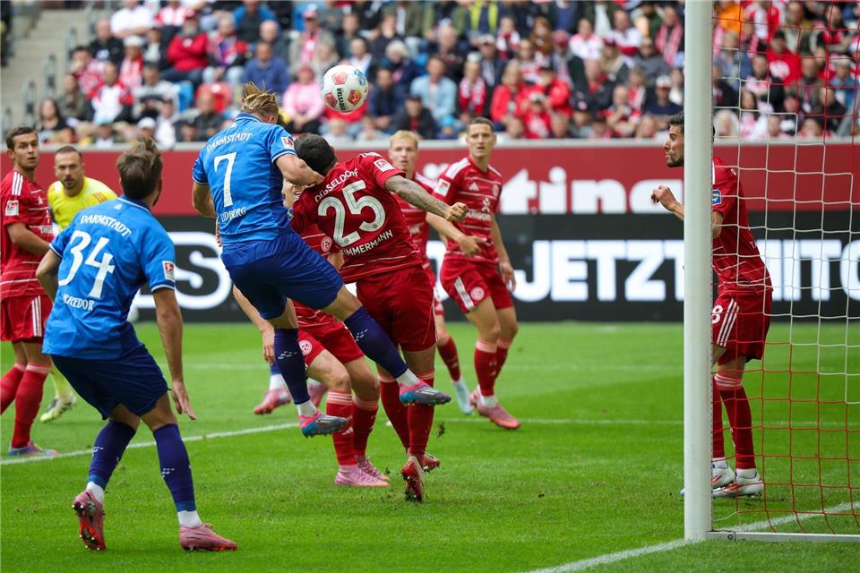Trainer Kohfeldt gibt nichts auf Darmstadts Tabellenführung Ein Tor, das nicht galt: Schon in der 8. Minute köpfte Isac Lidberg (Nr. 7) ein, stand dabei aber knapp im Abseits.Christoph Reichwein/dpa