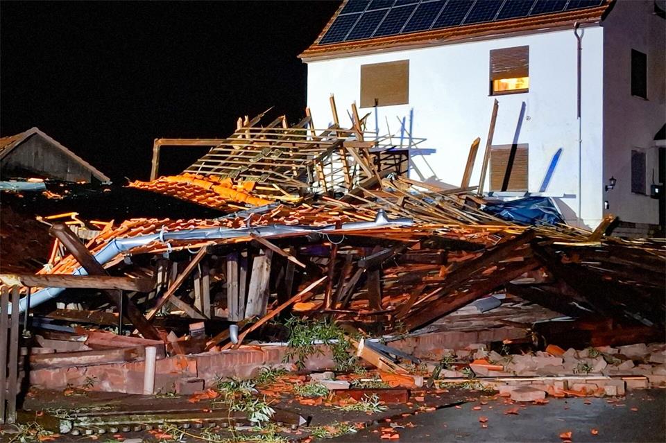 Ein Tornado sorgte in Schlitz für schwere Schäden. (Archivbild)Crönlein/Fuldamedia/dpa