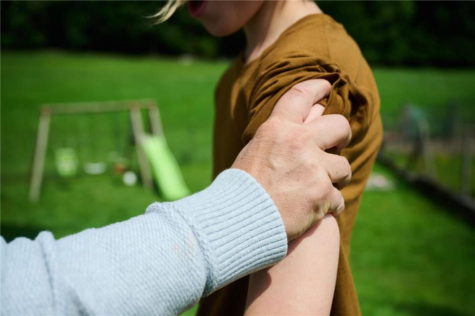 Trainer soll Jungs missbraucht haben: Anklage erhoben  Ein Trainer aus dem Raum Dresden soll zwei Jungs sexuell missbraucht haben - Anklage erhoben. (Symbolbild)Annette Riedl/dpa