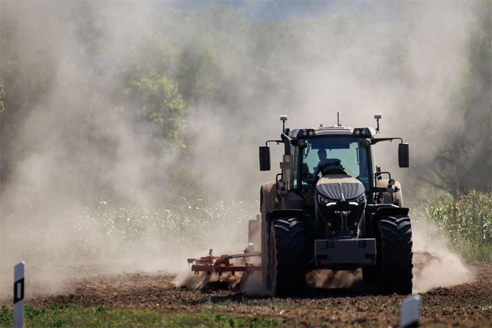 Ein Traktor ist bei einem Ausweichmanöver umgekippt und sein Fahrer leicht verletzt worden. (Symbolbild)Daniel Karmann/dpa