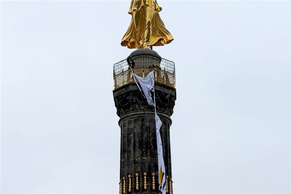Ein Transparent an der Siegessäule sollte Aufmerksamkeit für die Kurden im Norden Syriens wecken. Sebastian Gollnow/dpa