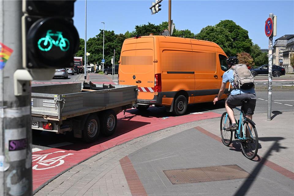 Ein Transporter nimmt einem Radfahrer die Vorfahrt. Julian Stratenschulte/dpa