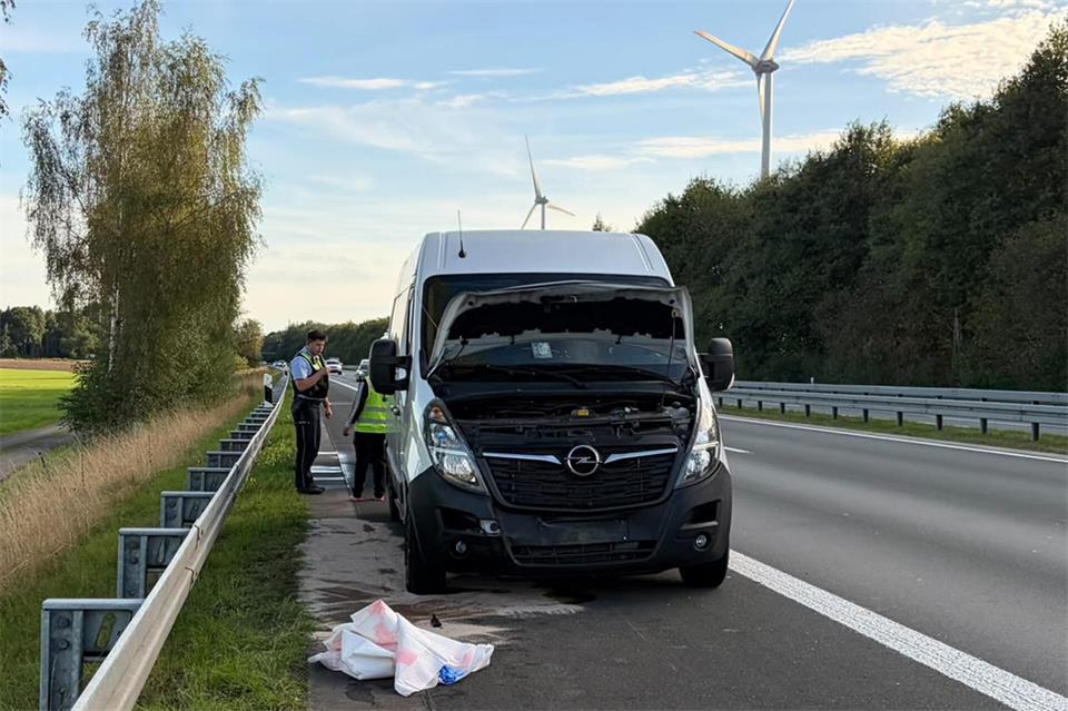 Ein Transporter war einem vorausfahrenden Wagen aufgefahren, welcher verkehrsbedingt abbremsen musste. 