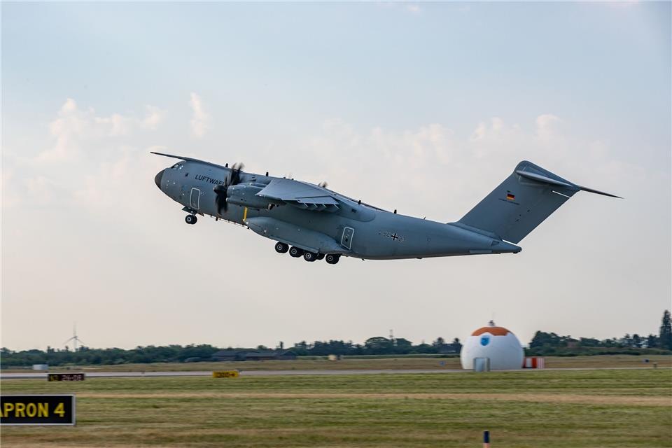 Ein Transportflugzeug vom Typ A400M hat nach Angaben der Bundeswehr den Flughafen von Nigers Hauptstadt Niamey verlassen (Archivbild).