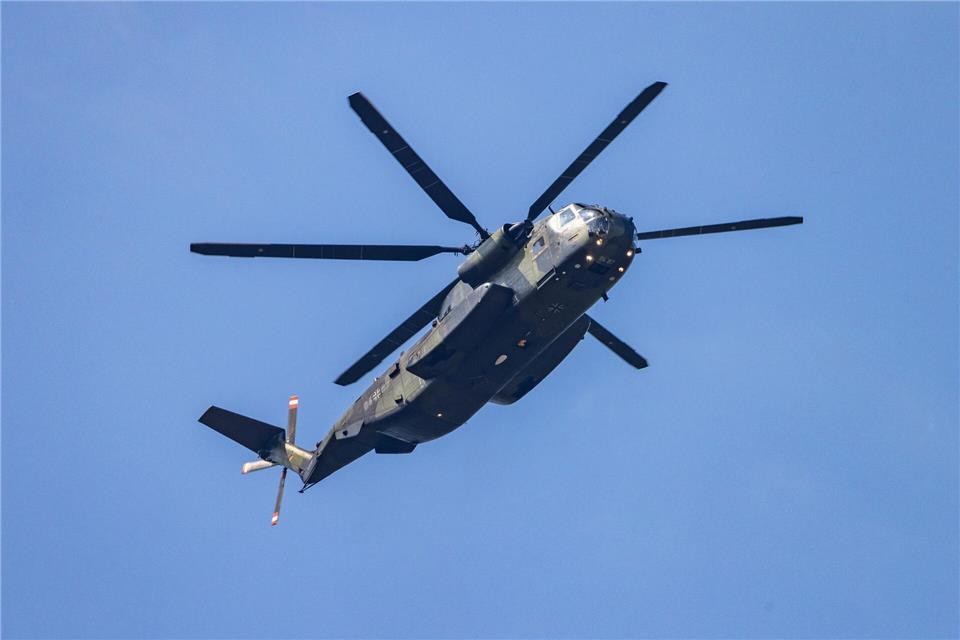 Ein Transporthubschrauber der Bundeswehr in der Luft. Spezialisierte Einheiten absolvieren bis 30. Oktober eine Übung mit Nachtflügen. (Archivbild) Frank Hammerschmidt/dpa