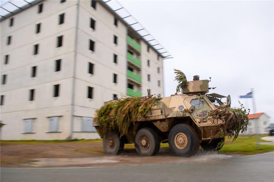 Ein Transportpanzer vom Typ „Fuchs“ fährt in der Übungsstadt „Schnöggersburg“Klaus-Dietmar Gabbert/dpa