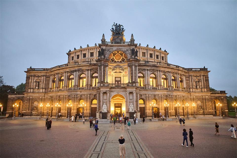 Ein Traumziel für Liebhaber klassischer Musik: die Semperoper in Dresden.Robert Michael/dpa/dpa-tmn