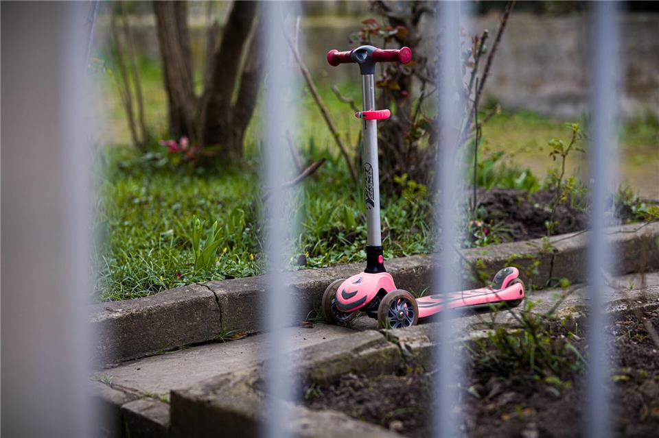 Ein Tretroller steht vor dem Einfamilienhaus in der Region Hannover, in dem sich die Tat ereignete.Moritz Frankenberg/dpa