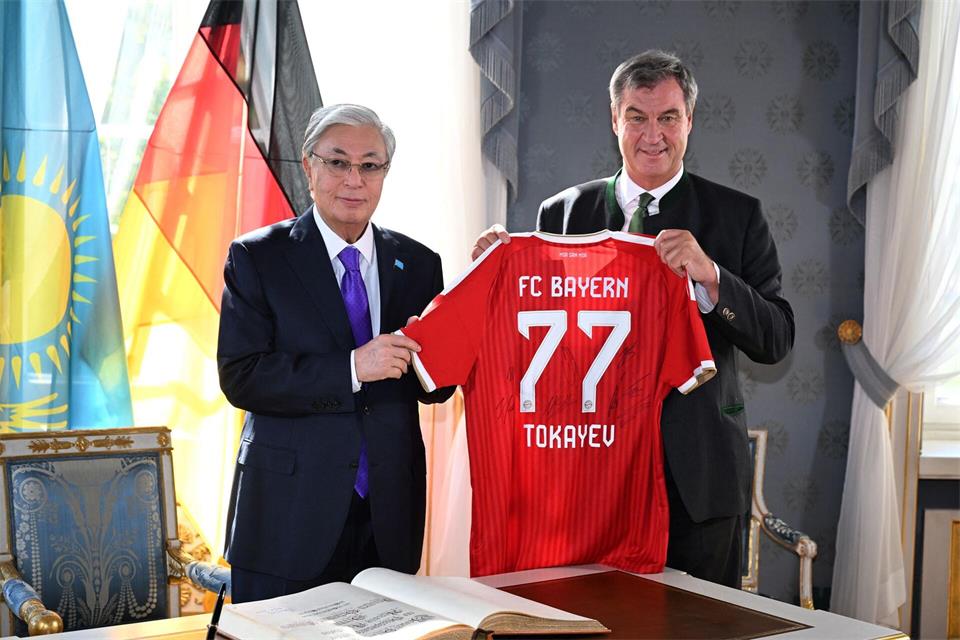 Ein Trikot als Geschenk: Markus Söder empfängt den Präsidenten Kasachstans.Felix Hörhager/dpa