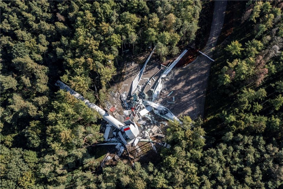 Ein Trümmerfeld hinterließ der Kollaps des Windrads im September 2021.