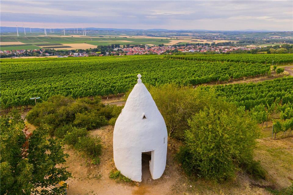 Ein Trullo steht in den Weinbergen. Wanderwege und Wein gehören zu den Attraktionen in Rheinland-Pfalz. (Archivbild)Andreas Arnold/dpa