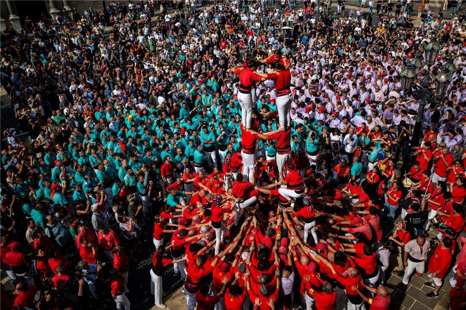 Ein Turm aus Menschen entsteht beim „Castellers“-Tag im Rahmen des La Mercè-Festival  in Barcelona.Lorena Sopêna/EUROPA PRESS/dpa