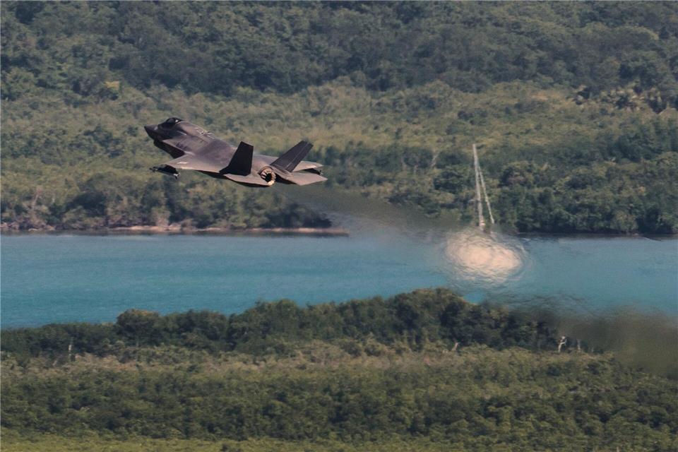 Ein US-Kampfjet vom Typ F35 startet vom Flughafen Jose Aponte de la Torre in Puerto Rico.Alejandro Granadillo/AP/dpa