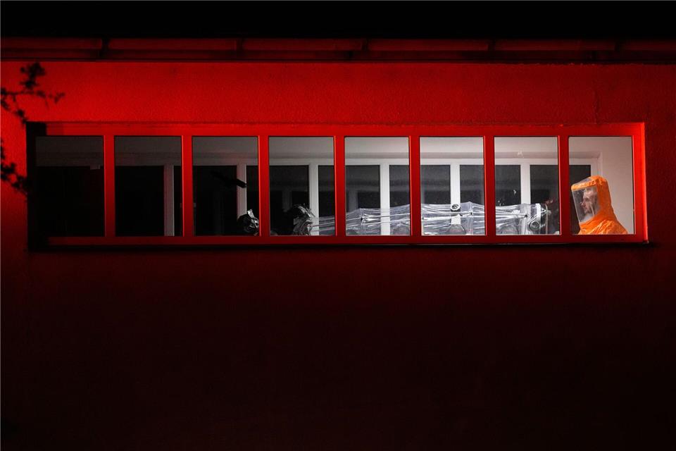Ein US-amerikanischer Arzt, der Kontakt zu Ebola-Infizierten in Uganda hatte, ist in einem Krankenhaus in Prag angekommen.Petr David Josek/AP/dpa