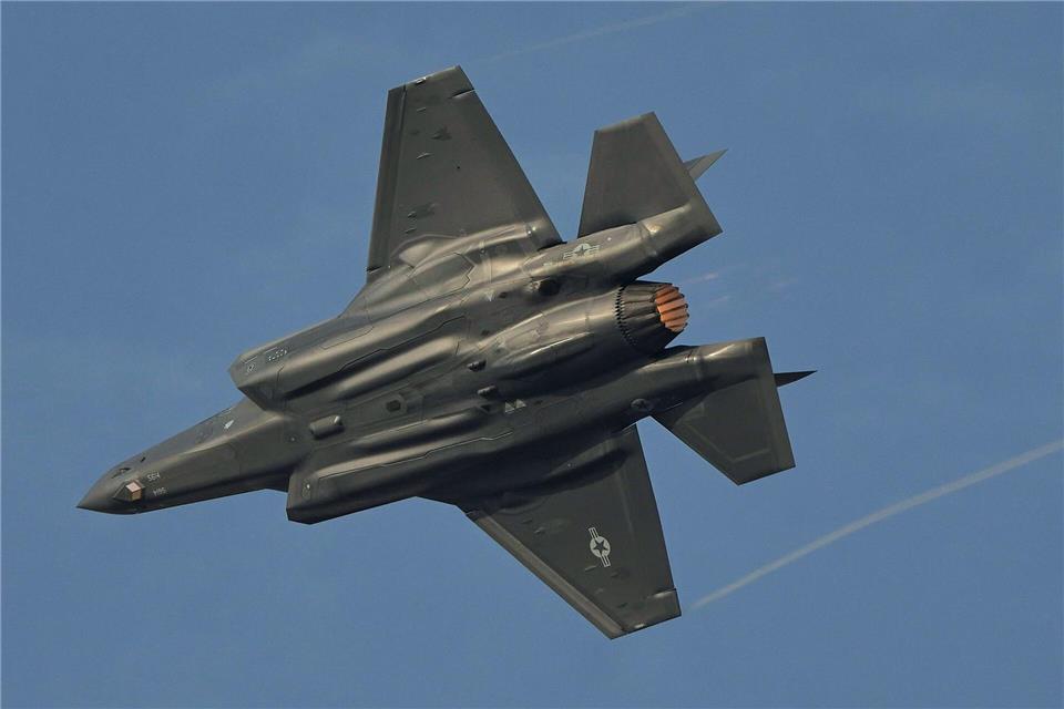 Ein US-amerikanischer F35-Kampfjet fliegt während der Dubai Air Show. (Archivbild)Fatima Shbair/AP/dpa