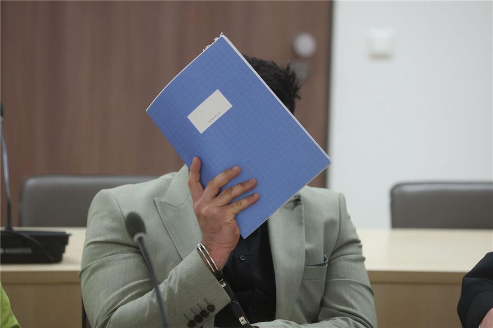 Ein Überholversuch endete im Juli vergangenen Jahres mit einem Unfall, bei dem eine Frau ums Leben kam. (Archivbild)Bodo Schackow/dpa