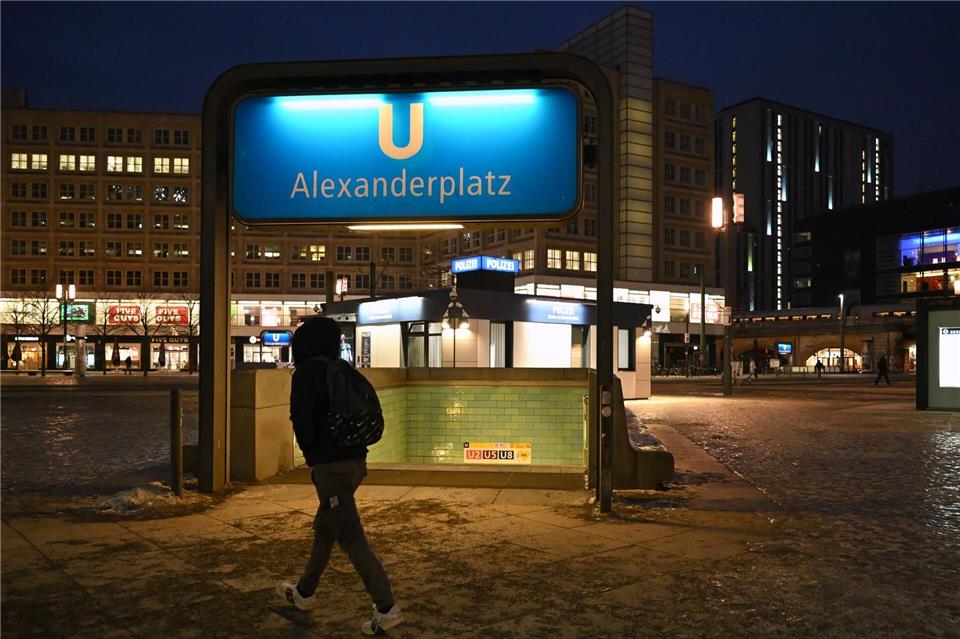 Ein Unbekannter hat einen jungen Mann bei einer Auseinandersetzung am Alexanderplatz mit einer Stichwaffe verletzt. (Archivbild)Lilli Förter/dpa