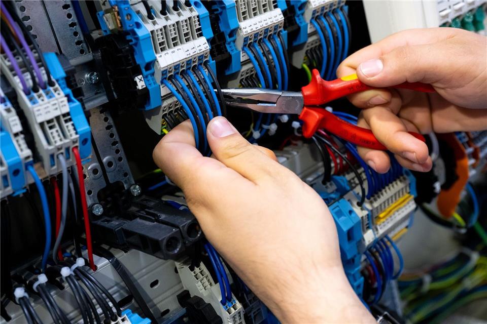 Ein Unbekannter machte sich in der Nacht an einem Stromkasten zu schaffen. (Symbolbild)Sven Hoppe/dpa