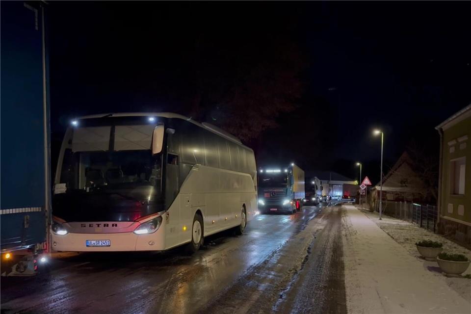 Ein Unfall mit einem Lastwagen auf der A9 sorgte dafür, dass seit Freitagabend viel Verkehr in die Umgebung ausweichen musste - die Bergung des Lasters war schwierig. Arne Richter/dpa