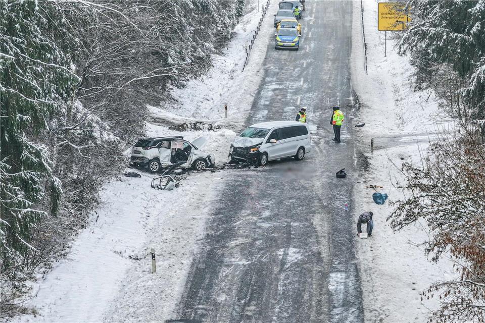 Ein Unfall mit zwei Toten ereignet sich  im Landkreis Dingolfing-Landau.Jason Tschepljakow/dpa