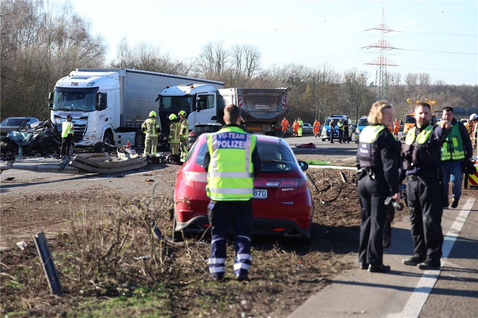 Ein Unfall sorgt für eine Vollsperrung auf der A3 in Fahrtrichtung Köln.Christoph Reichwein/dpa