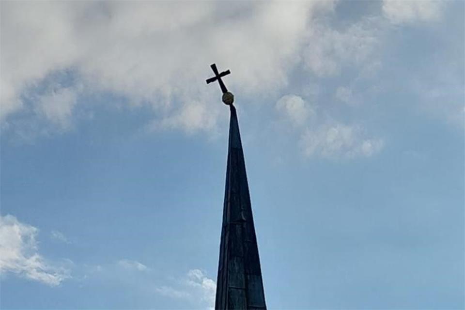 Ein Unglück kommt selten allein: Zum zweiten Mal nach August ist das Kreuz der assyrischen Kirche beschädigt worden.