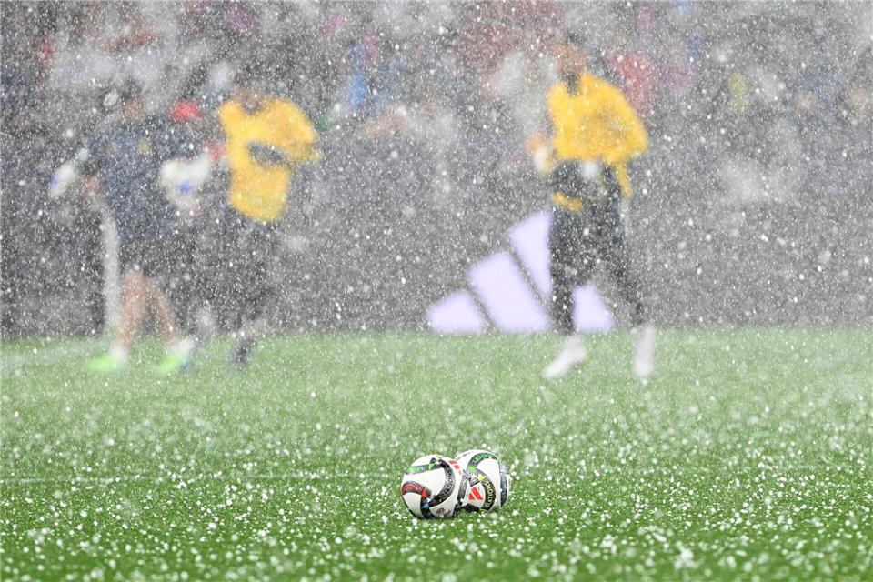 Ein Unwetter beeinträchtigt das Nations-League-Halbfinale.Federico Gambarini/dpa