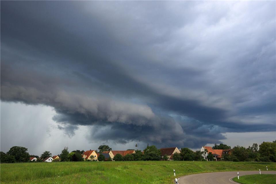 Ein Unwetter im Augst 2024 in der Nähe von Wolfratshausen in Oberbayern. (Archiv) Alexander Wolf/onw-images/dpa
