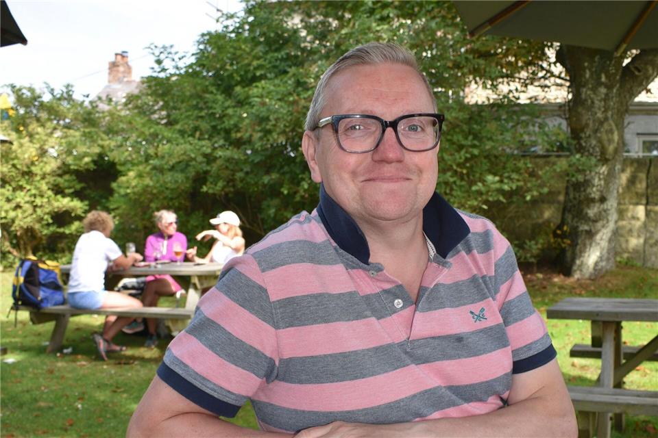 Ein Urgestein aus St Davids: Ginproduzent Neil Walsh.Ute Müller/dpa-tmn