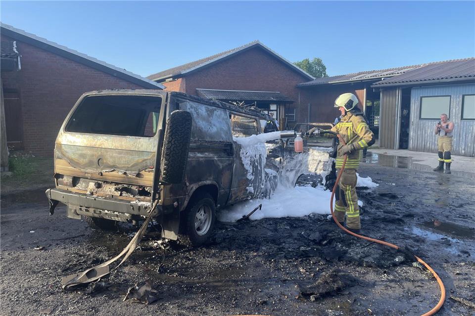 Ein VW-Bulli ist auf einem Hof in Raesfeld in Brand geraten. Die Löschzüge Raesfeld und Erle waren im Einsatz.