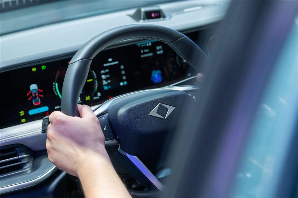 Ein Vater hat auf einem Wirtschaftsweg bei Pirmasens versucht, seinem neunjährigen Sohn das Autofahren beizubringen. (Symbolbild)Leonie Asendorpf/dpa