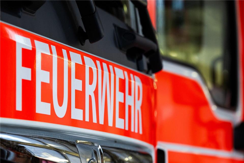 Ein Vater rettet sich und seine Tochter rechtzeitig aus einem brennenden Auto. (Symbolbild)Soeren Stache/dpa