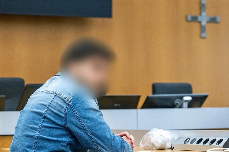 Ein Vater soll versucht haben, seine Tochter mit Mäusegift zu töten, um keine Unterhaltszahlungen leisten zu müssen. Der Mann ist wegen Mordversuchs angeklagt. (Archivbild)Armin Weigel/dpa