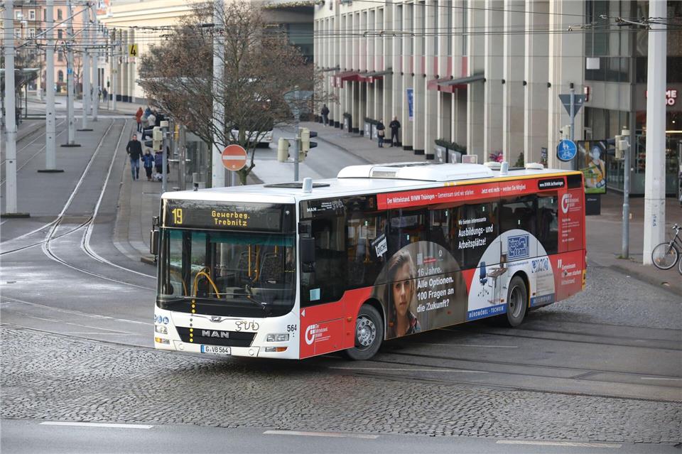 Ein Verband rechnet allein im Thüringer Linienbusverkehr mit Mehrkosten in Höhe von rund 25 Millionen Euro. (Archivbild)Bodo Schackow/dpa-Zentralbild/dpa