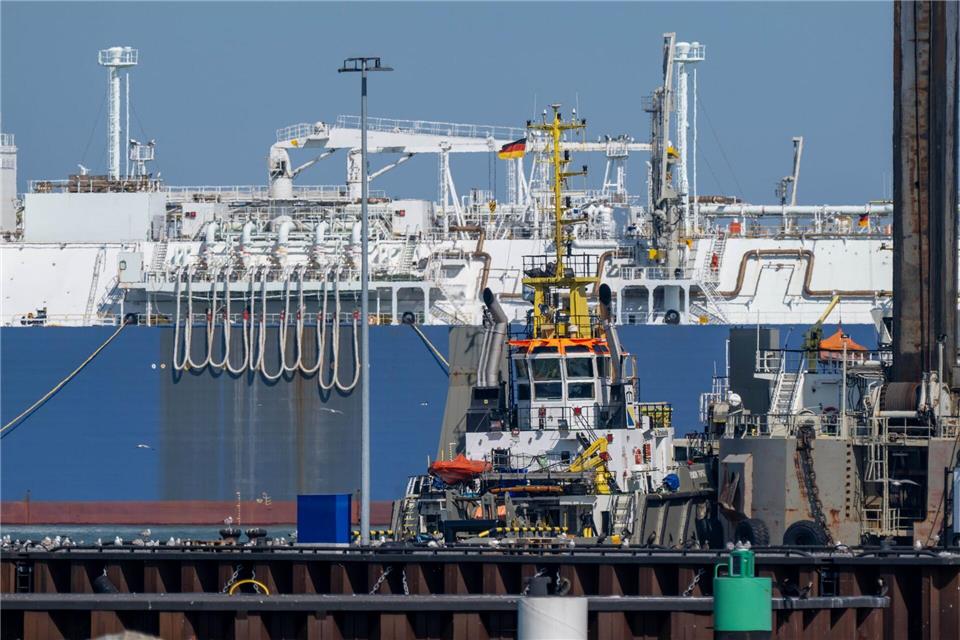 Ein Verfahren zur Änderung der Genehmigung für das Rügener LNG-Terminal ist weiterhin nicht abgeschlossen. (Archivbild)Stefan Sauer/dpa