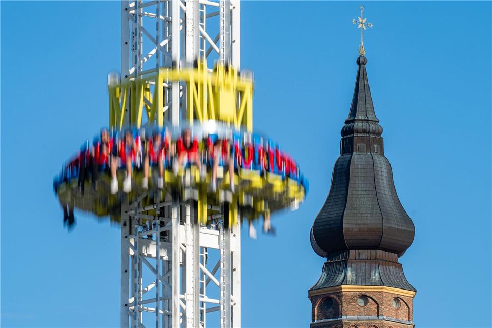 Ein Vergnügungspark lockt mit rund 130 Fahrgeschäften. (Archivbild)Armin Weigel/dpa