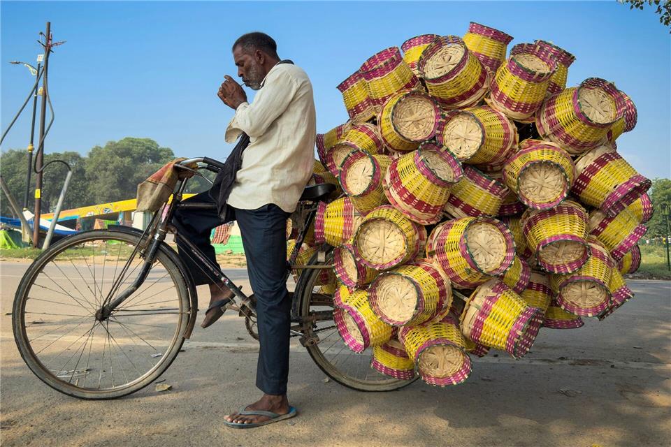 Ein Verkäufer verkauft bunte Bambuskörbe am Straßenrand im nordindischen Bundesstaat Uttar Pradesh.Rajesh Kumar Singh/AP/dpa