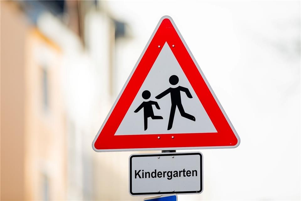 Kita-Leitungen sorgen sich um frühkindliche Bildung Ein Verkehrsschild mit dem Hinweis „Kindergarten“ steht vor einer Kindertagesstätte.