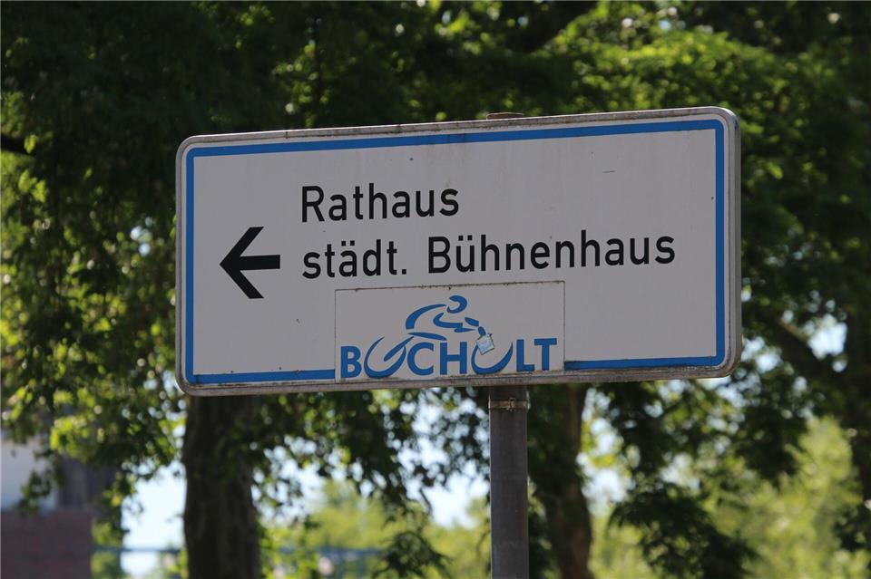 Ein Verkehrsschild mit der Aufschrift „Rathaus städt. Bühnenhaus“. (Archivbild)Volker Danisch/dpa